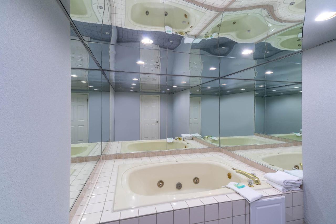 Deluxe King Room - Non-Smoking at Pigeon Forge Parkway Inn