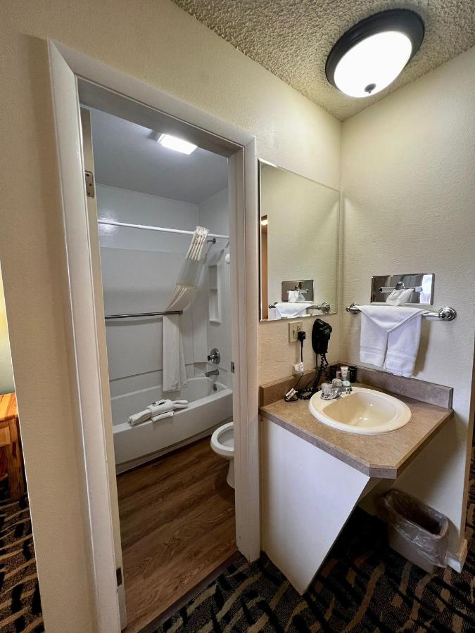 | Cody Legacy Inn & Suites