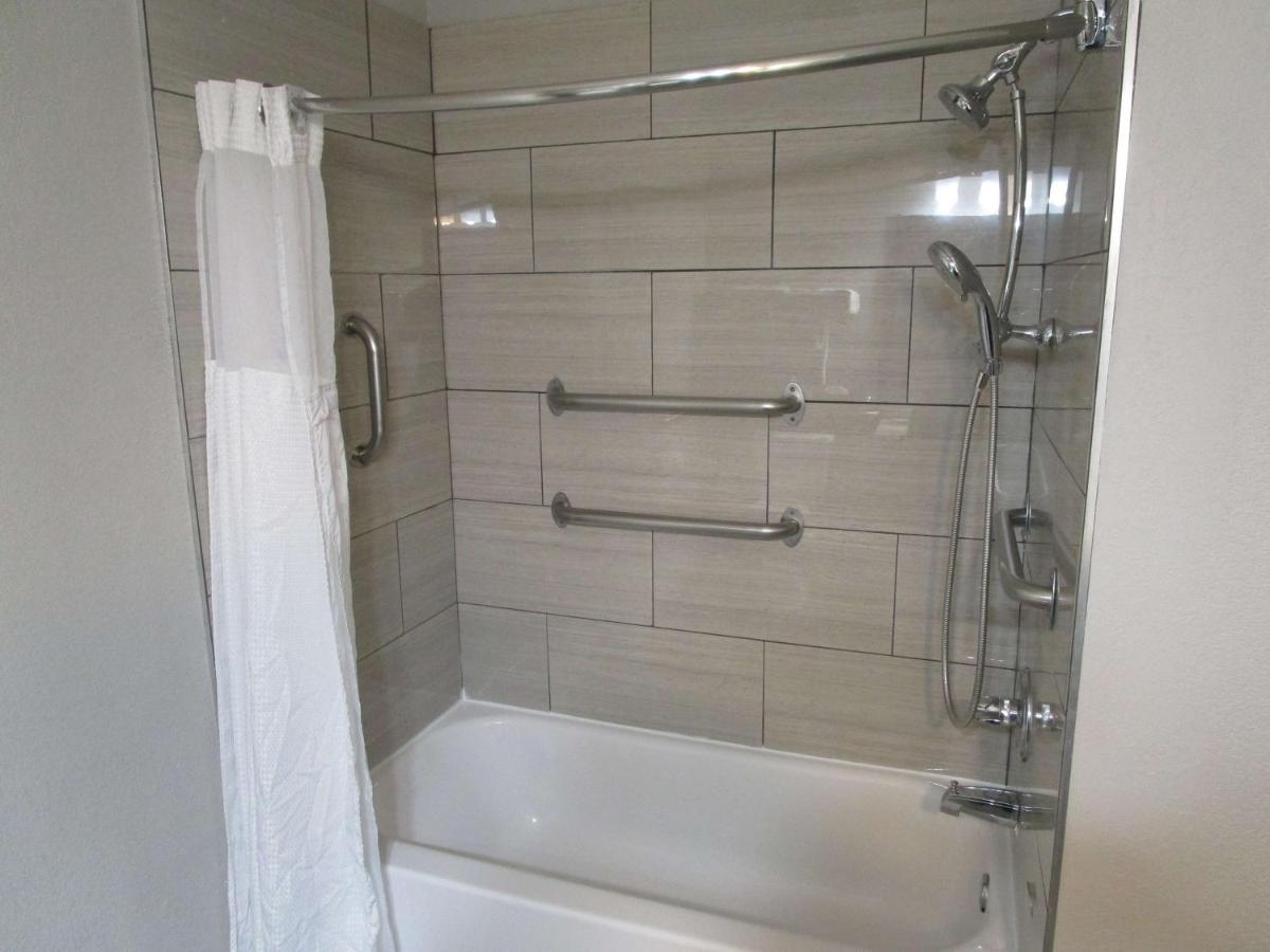 King Room - Disability Access at Best Western Muscatine / Pearl City Hotel