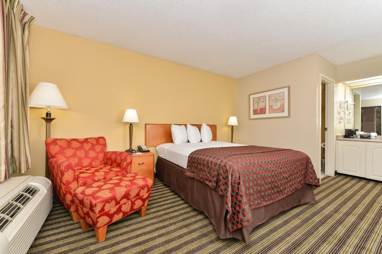 Deluxe King Room - Non-Smoking at Quality Inn At the Mall - Valdosta