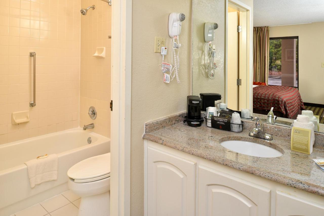 Deluxe Double Room with Two Double Beds - Smoking at Quality Inn At the Mall - Valdosta