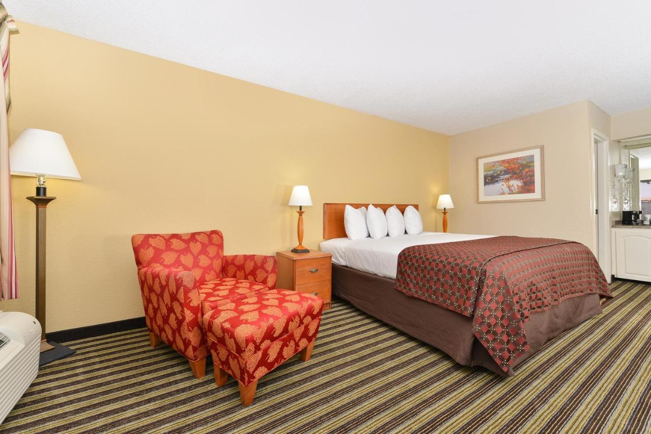 Deluxe King Room - Non-Smoking at Quality Inn At the Mall - Valdosta