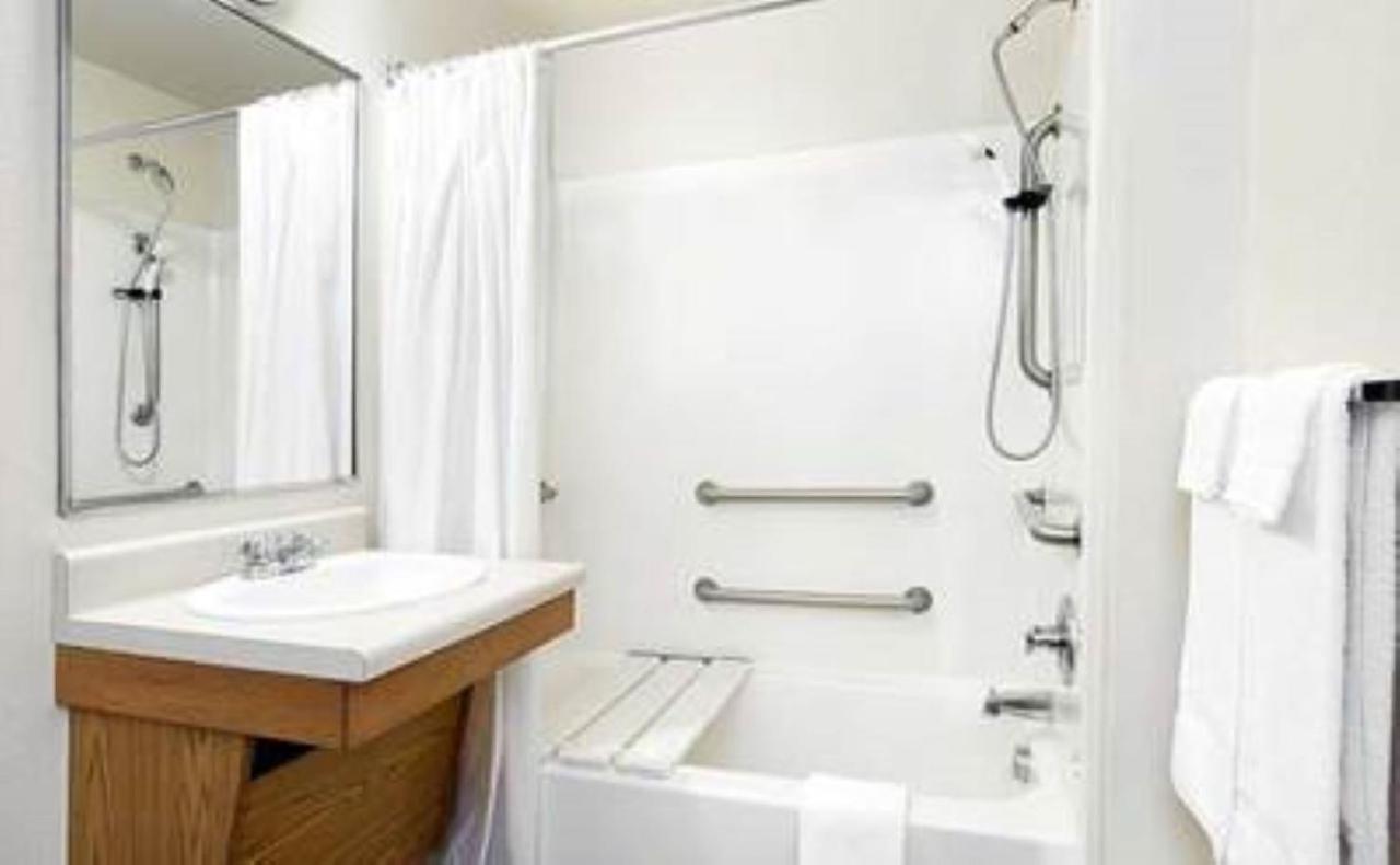 Queen Room with Tub - Disability Access/Non-Smoking at WoodSpring Suites Murfreesboro