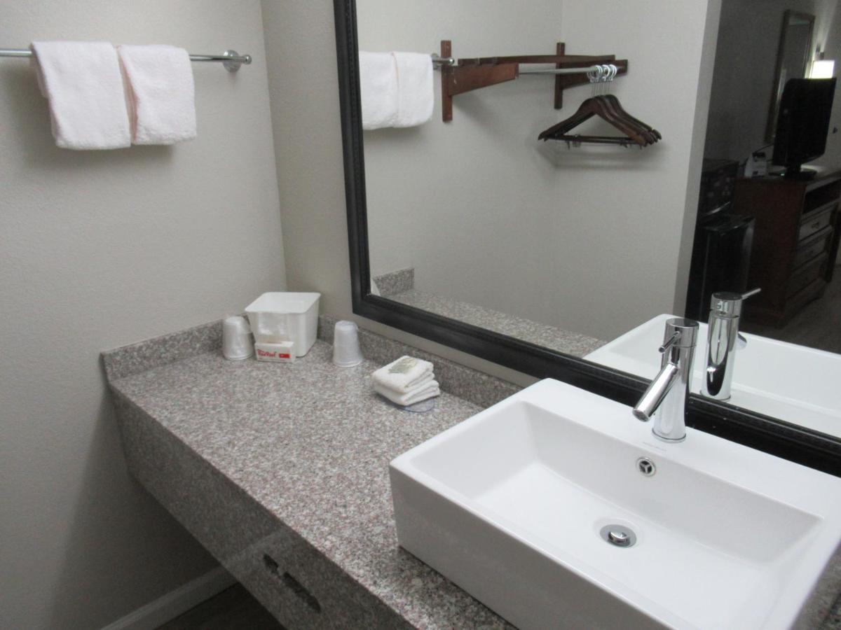 Superior King Room Disability Access Non-Smoking at Red Roof Inn Walton - Richwood