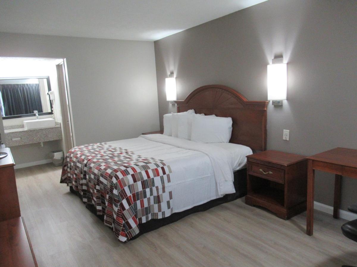 Superior King Room Disability Access Non-Smoking at Red Roof Inn Walton - Richwood