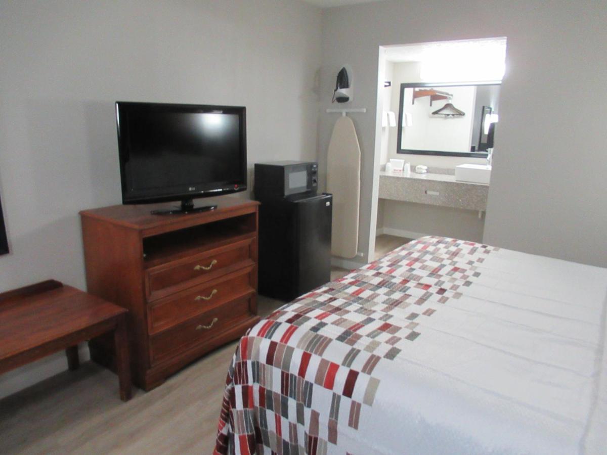 Superior King Room Non-Smoking at Red Roof Inn Walton - Richwood