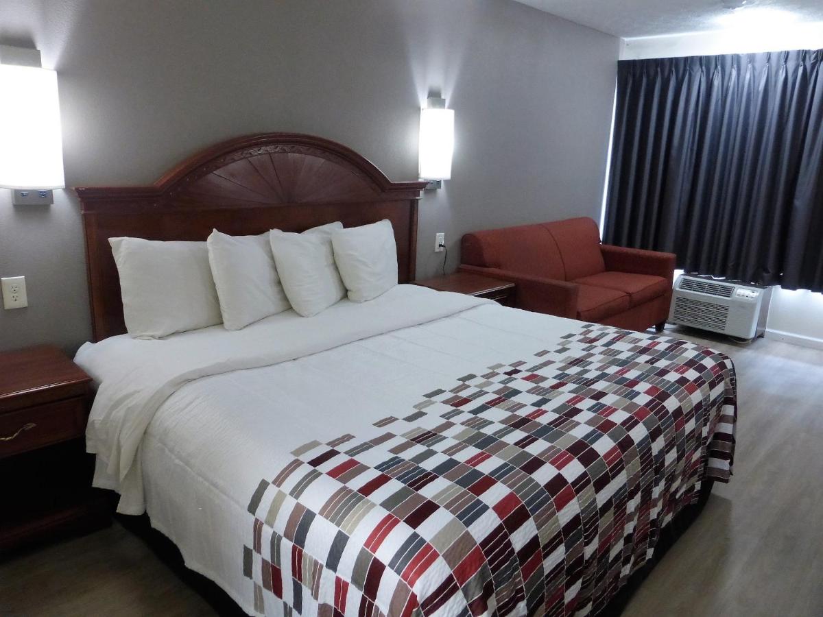 Superior King Room Disability Access Non-Smoking at Red Roof Inn Walton - Richwood