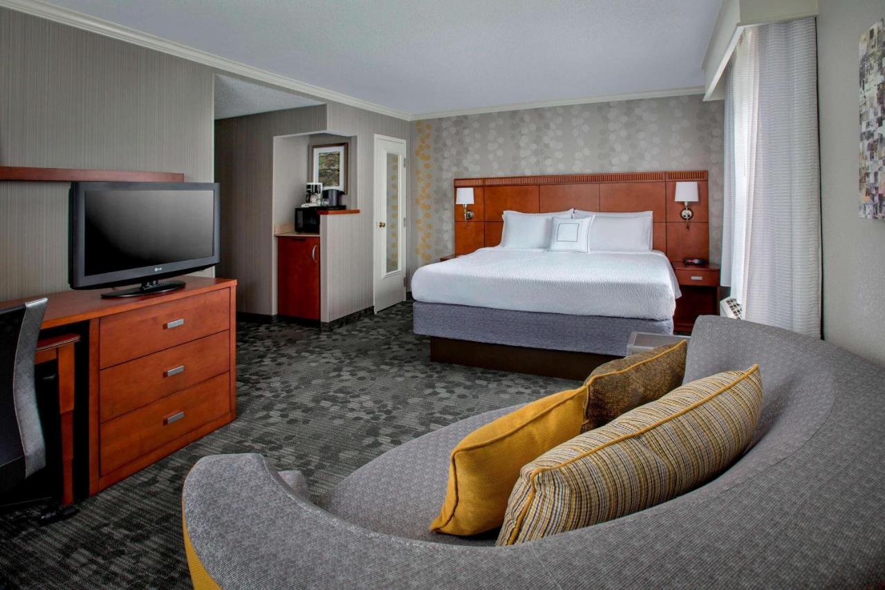 Deluxe King Guestroom at Sonesta Select Tinton Falls Eatontown