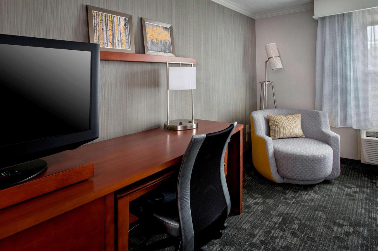 Guestroom Two Doubles at Sonesta Select Tinton Falls Eatontown