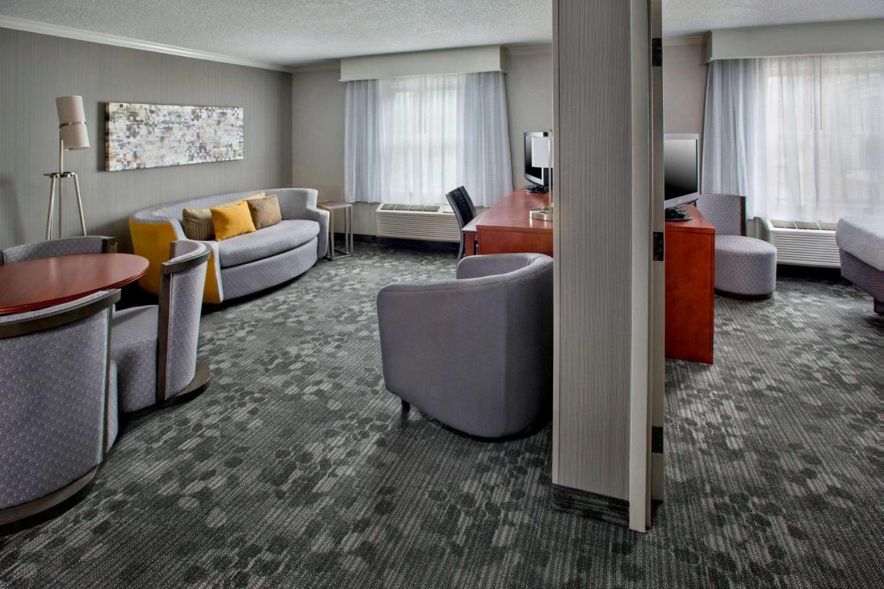 King Suite at Sonesta Select Tinton Falls Eatontown