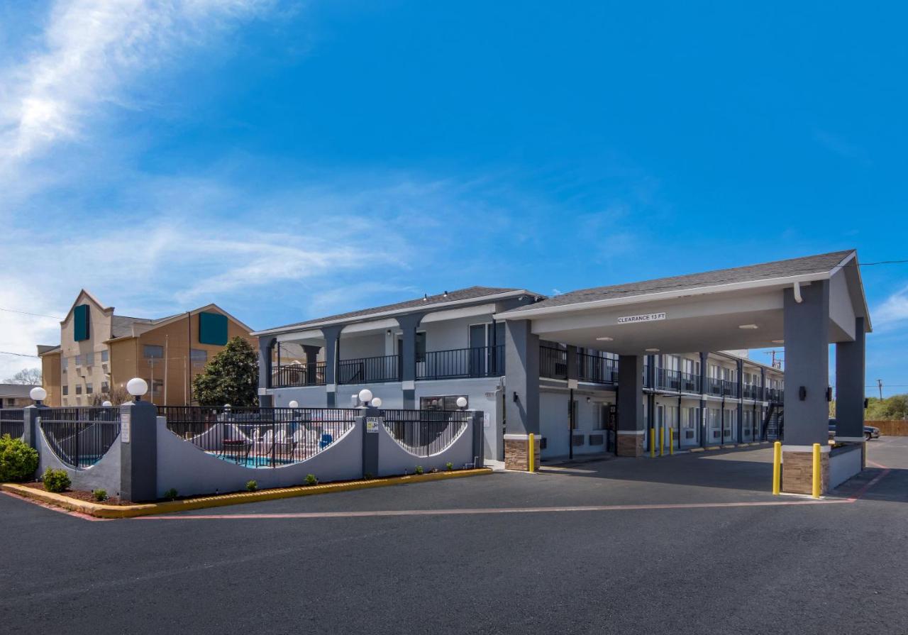 | Econo Lodge Waco North I-35
