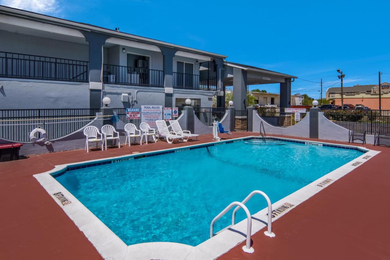 | Econo Lodge Waco North I-35