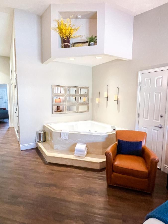 Luxury Suite with Spa Bath at Pinemark Inn & Suites