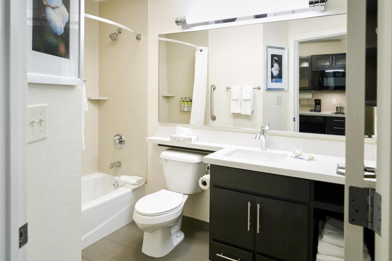 One-Bedroom Queen Suite at Sonesta Simply Suites Detroit Ann Arbor