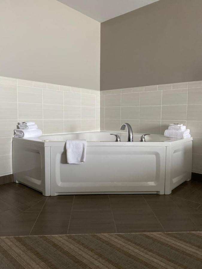 King Room with Whirlpool at Country Inn & Suites by Radisson, Bemidji, MN