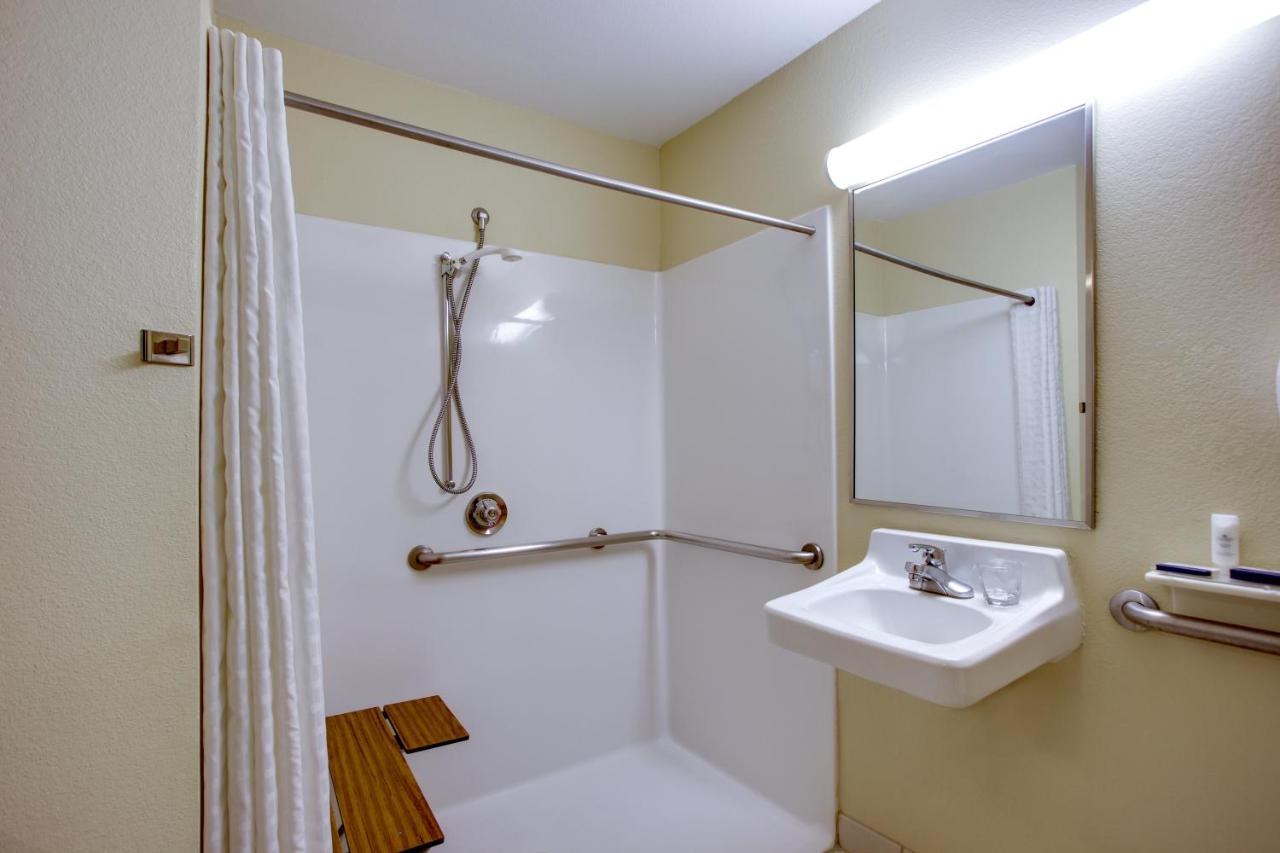Queen Studio Suite - Mobility Acces Roll in Shower/Non-Smoking at Candlewood Suites Raleigh Crabtree, an IHG Hotel