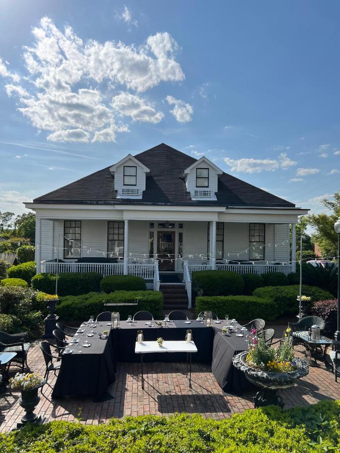 | 1842 Inn