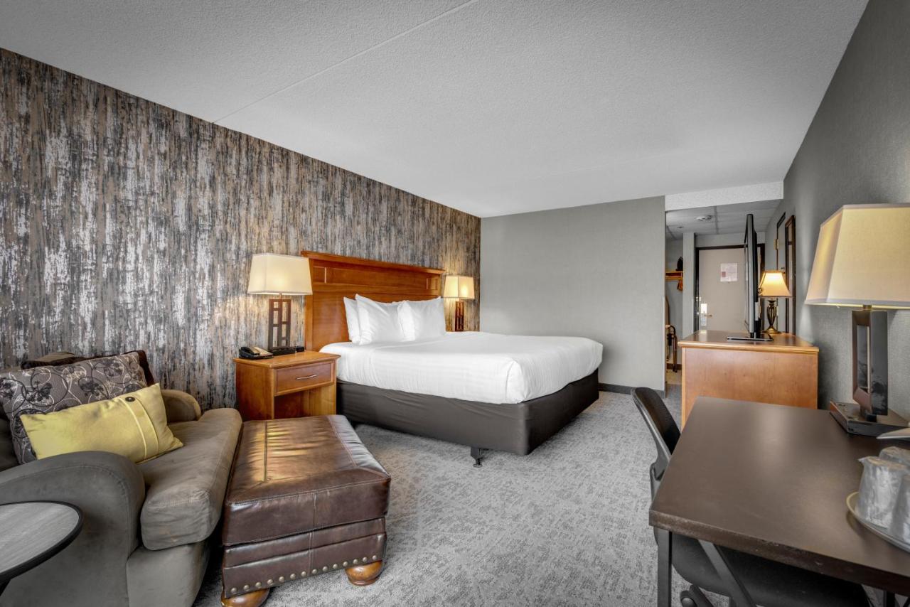 Deluxe King Room - No pets at The Academy Hotel Colorado Springs