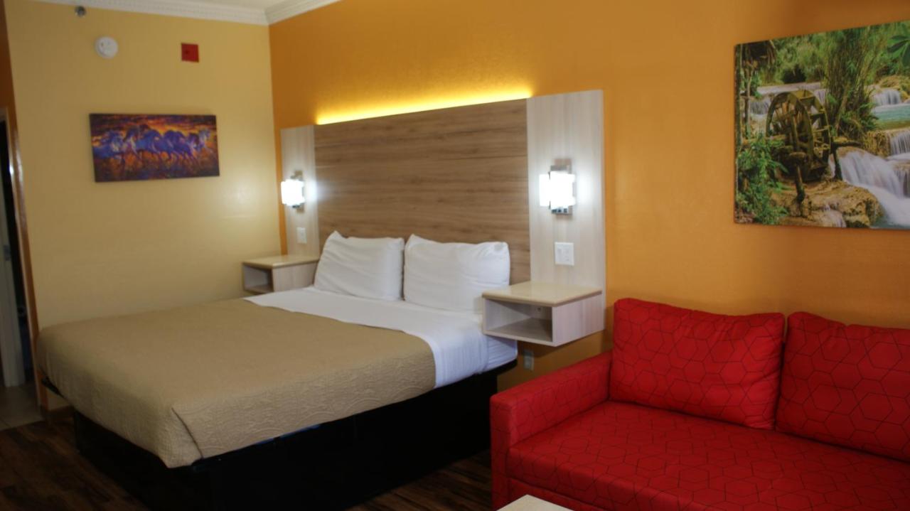 | Home Town Inn & Suites