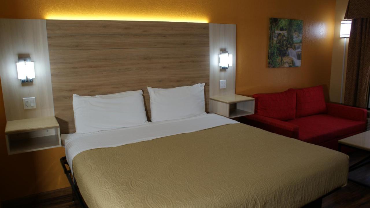 | Home Town Inn & Suites