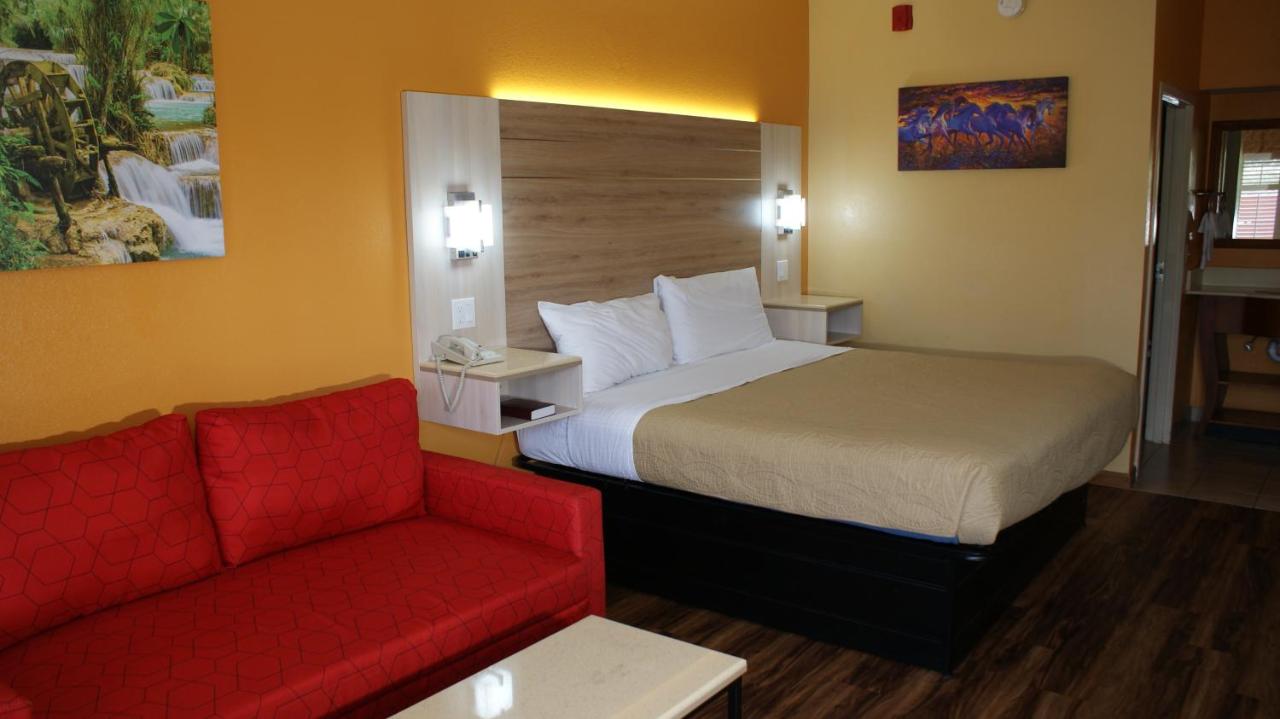 | Home Town Inn & Suites