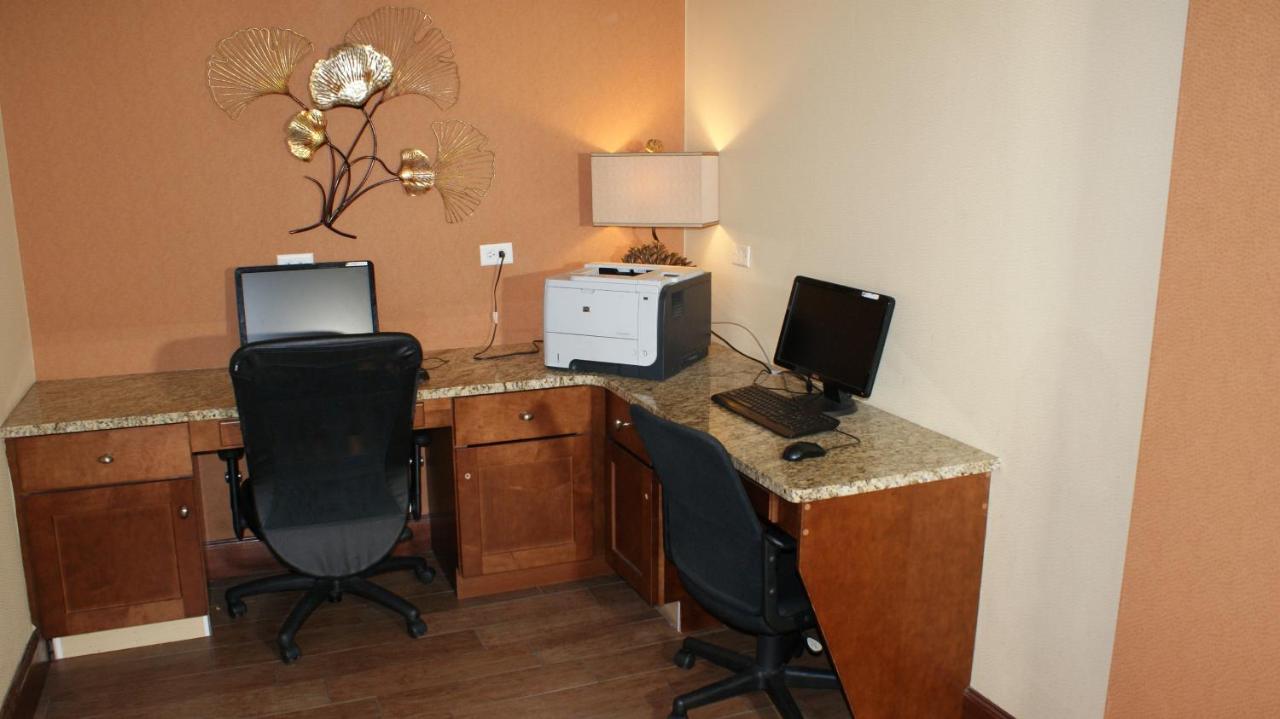 | Home Town Inn & Suites