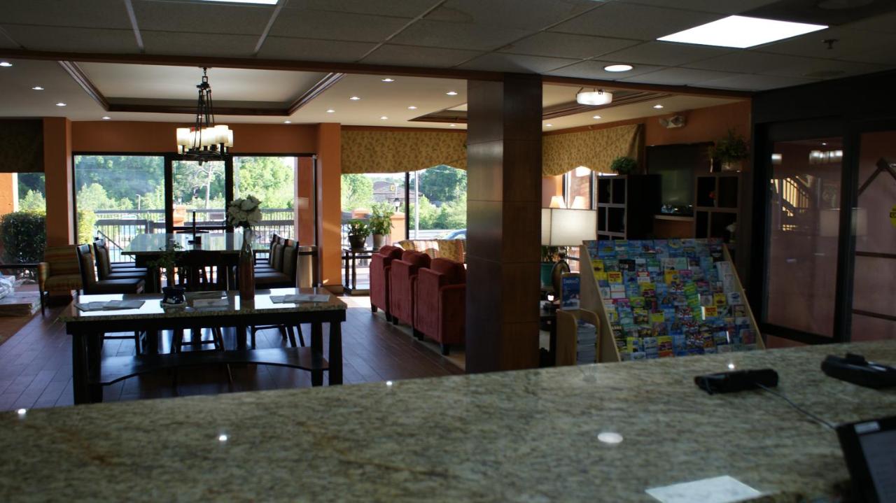 | Home Town Inn & Suites