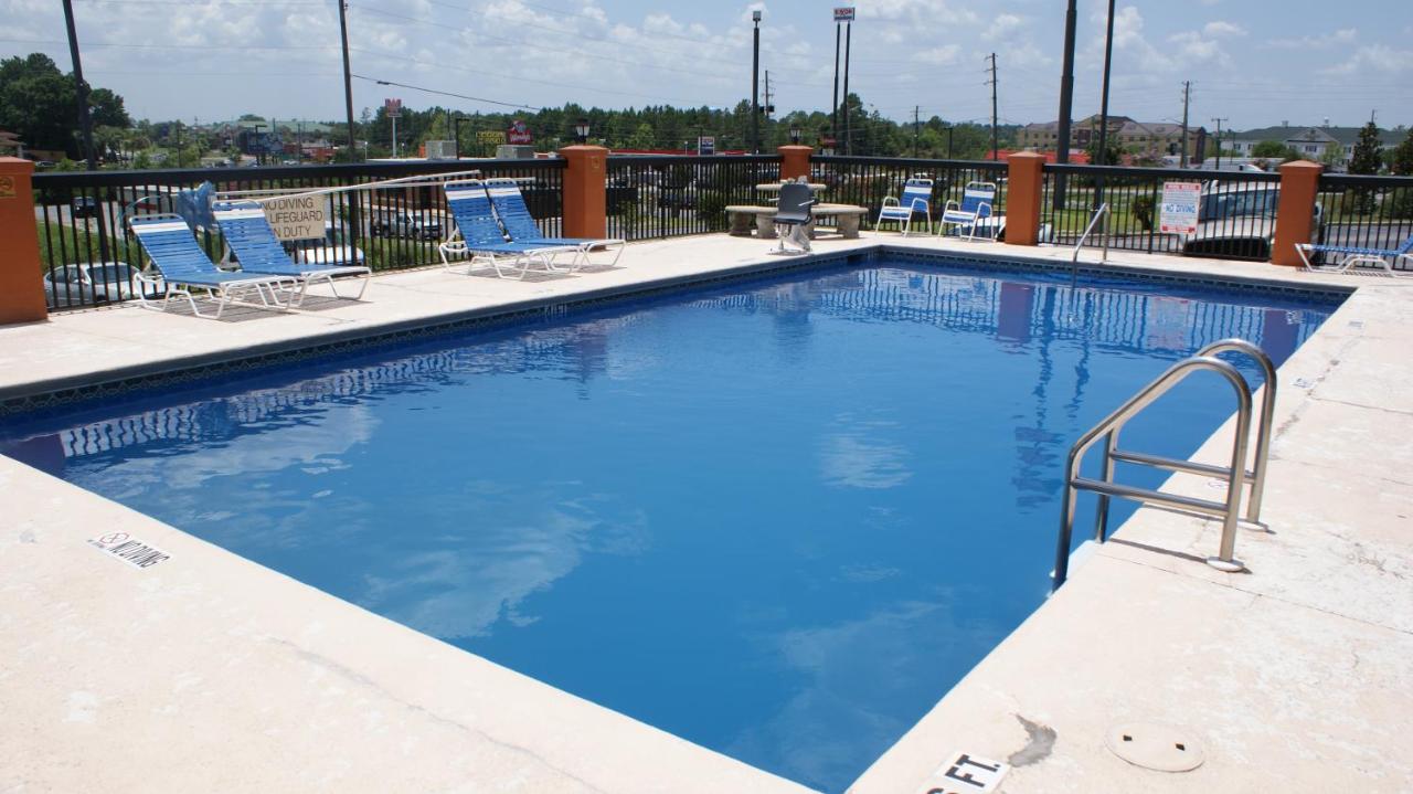 | Home Town Inn & Suites