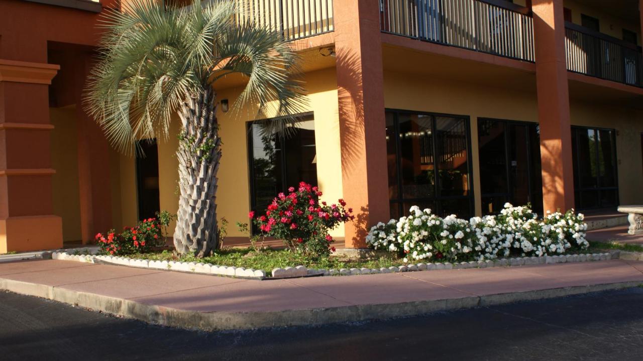 | Home Town Inn & Suites