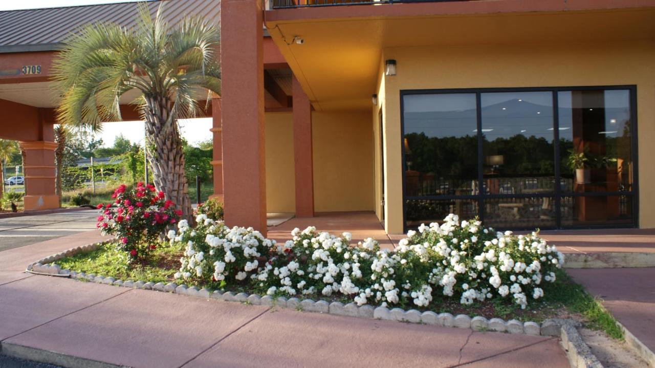 | Home Town Inn & Suites