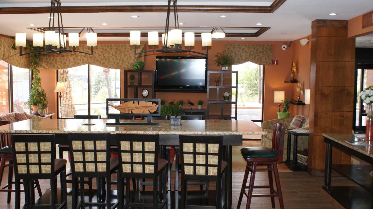 | Home Town Inn & Suites