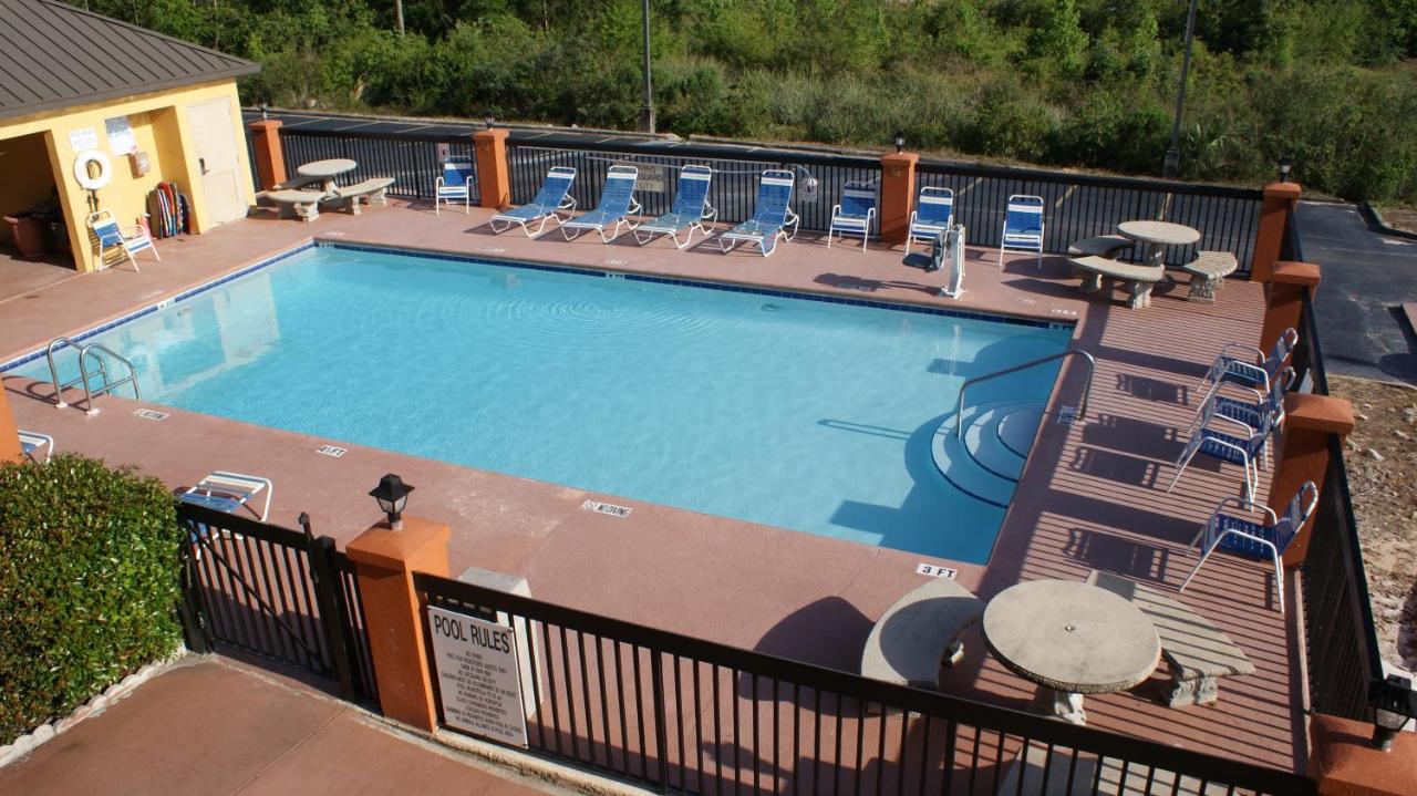 | Home Town Inn & Suites