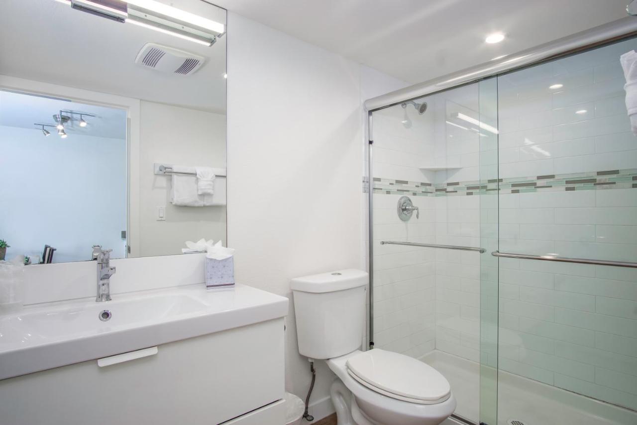Deluxe King Two Bedroom Suite at Skipjack Resort & Marina