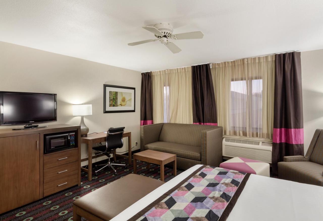 Queen Room First Floor - Accessible/Non-Smoking at Comfort Inn Tulsa Midtown