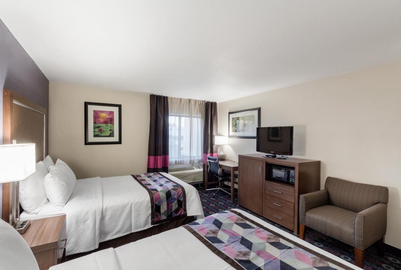 Queen Room First Floor - Accessible/Non-Smoking at Comfort Inn Tulsa Midtown
