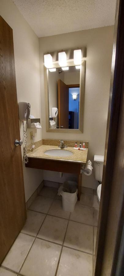 1 King Bed, Seconds Floor, Non-Smoking at Days Inn by Wyndham Willmar
