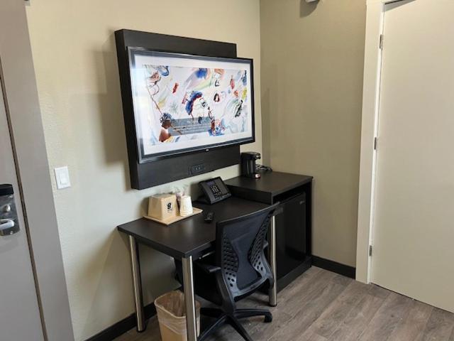 King Suite - Non-Smoking at Super 8 by Wyndham San Francisco/Union Square Area
