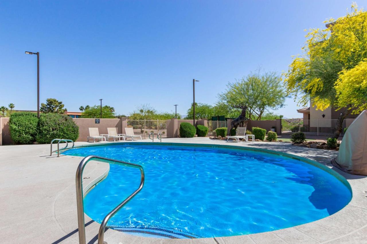 | Lakeshore Hotel and Suites