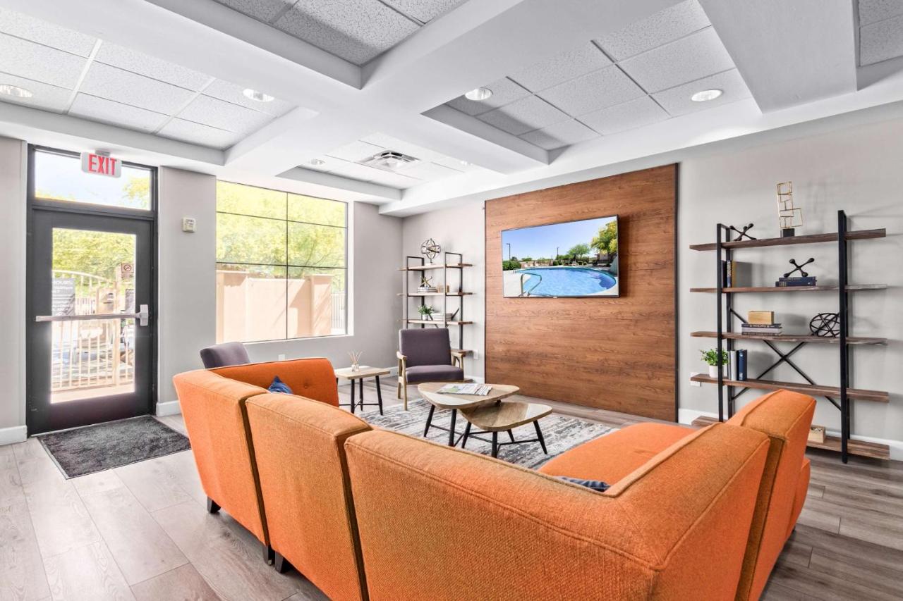 | Lakeshore Hotel and Suites