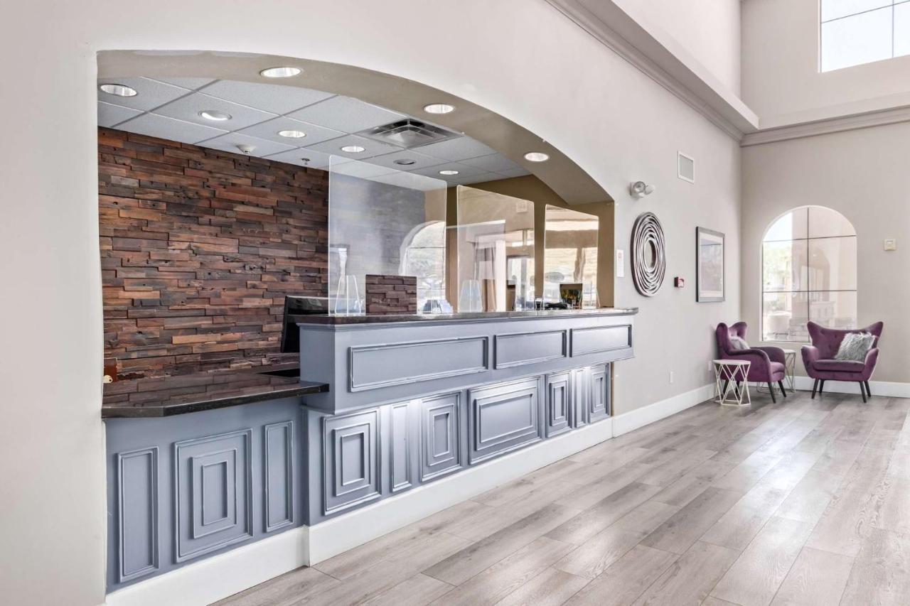 | Lakeshore Hotel and Suites