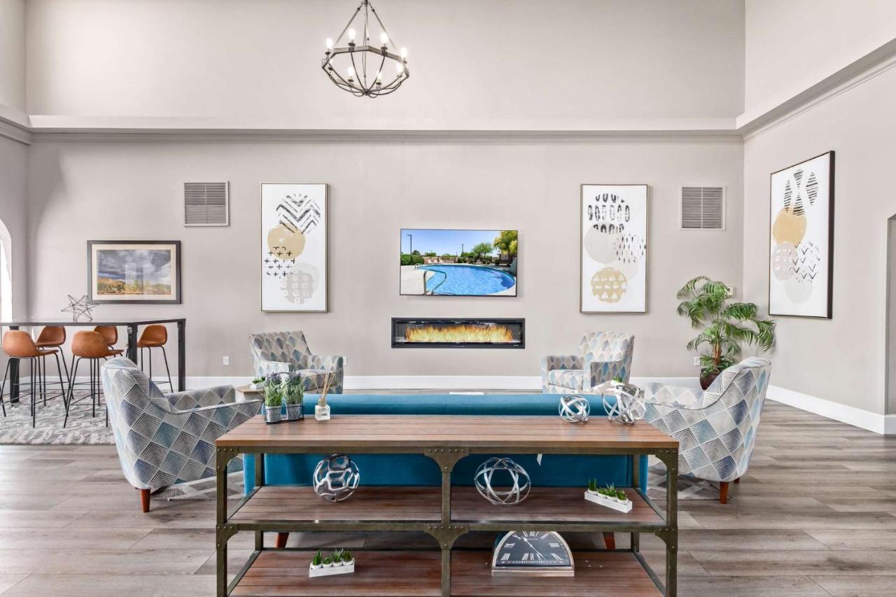 | Lakeshore Hotel and Suites