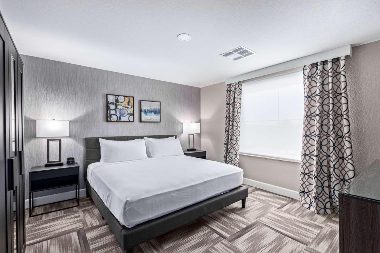 | Lakeshore Hotel and Suites