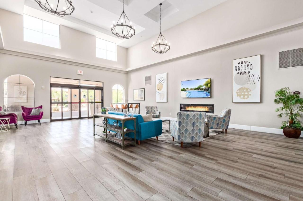 | Lakeshore Hotel and Suites