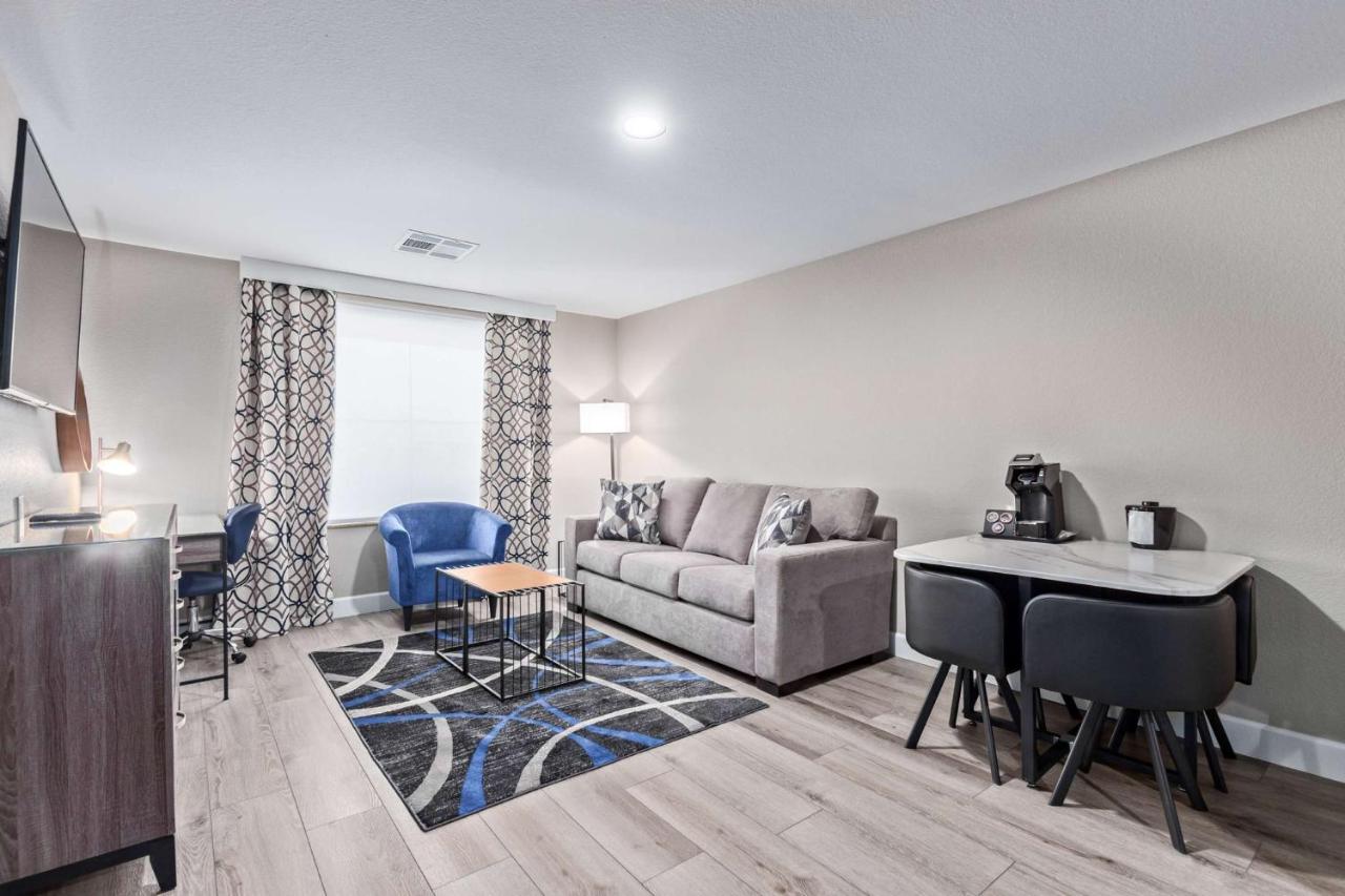 | Lakeshore Hotel and Suites