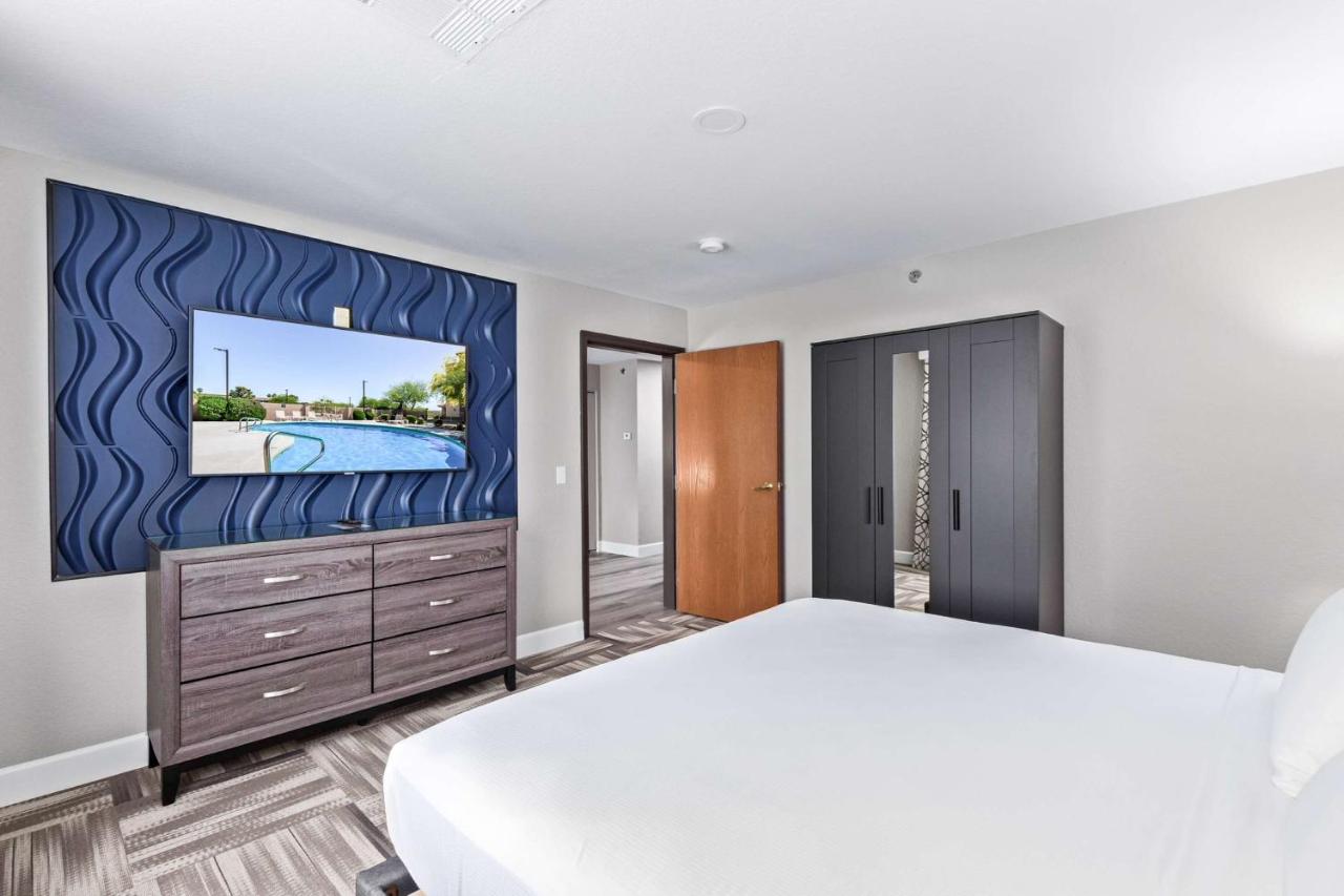 | Lakeshore Hotel and Suites