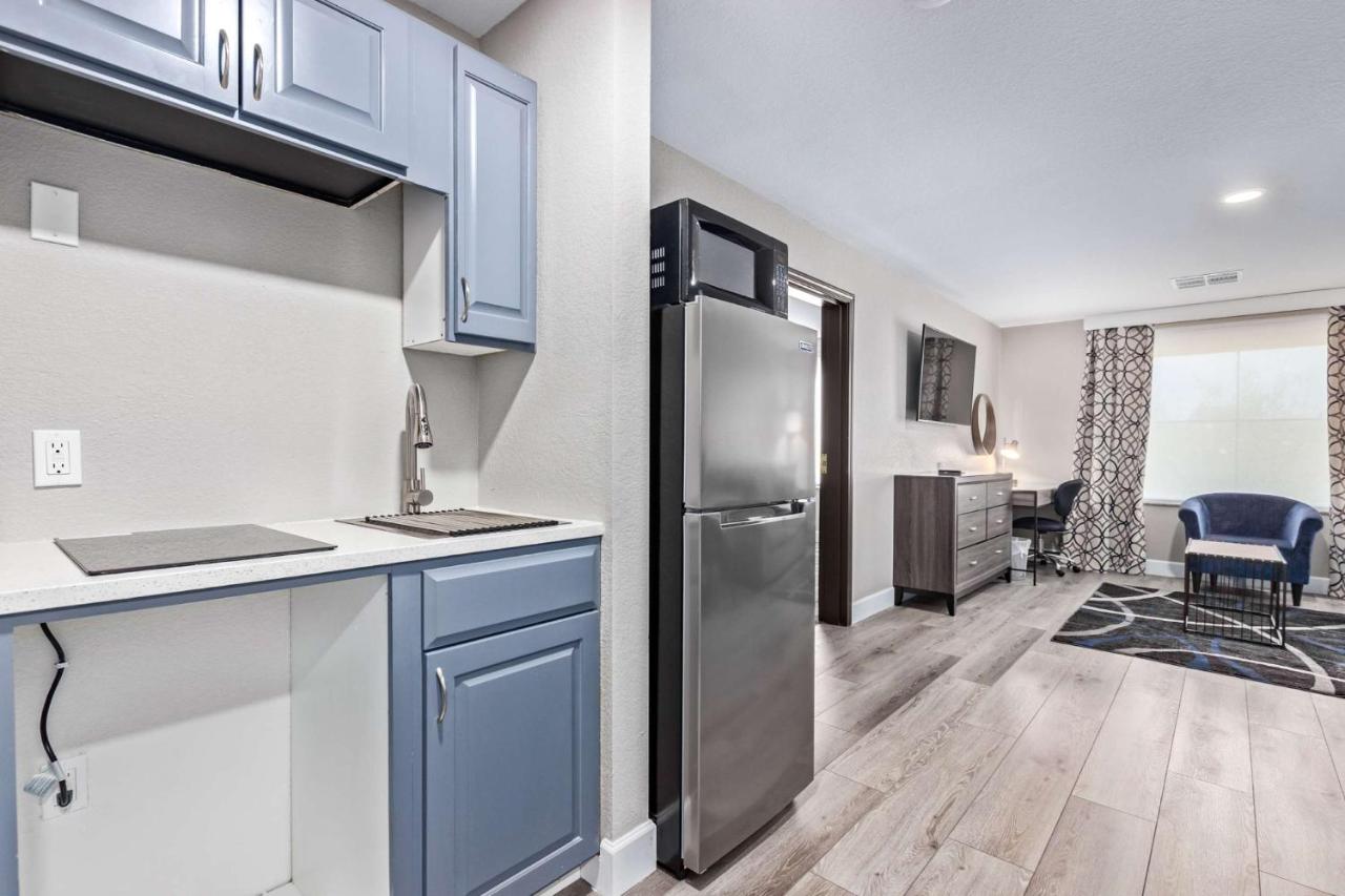 | Lakeshore Hotel and Suites
