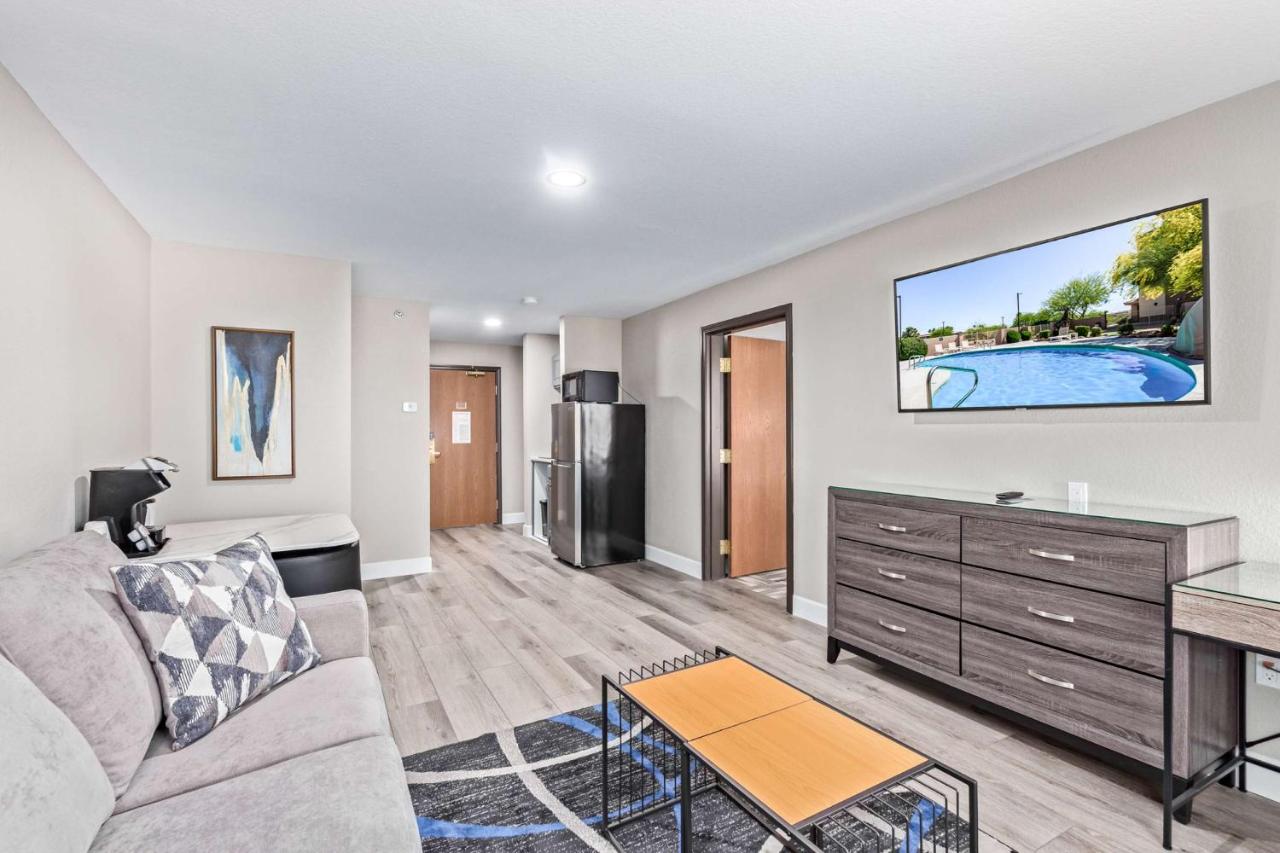 | Lakeshore Hotel and Suites