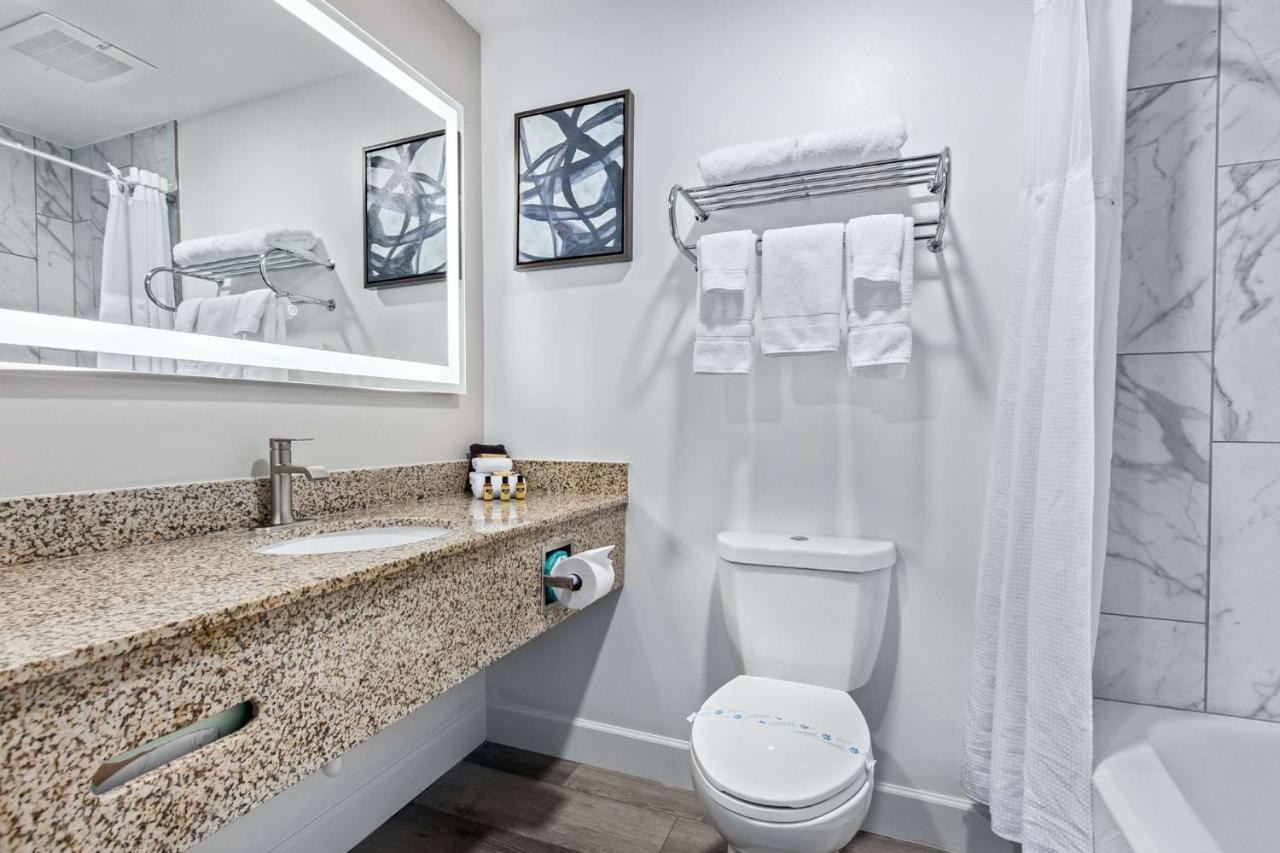  | Lakeshore Hotel and Suites