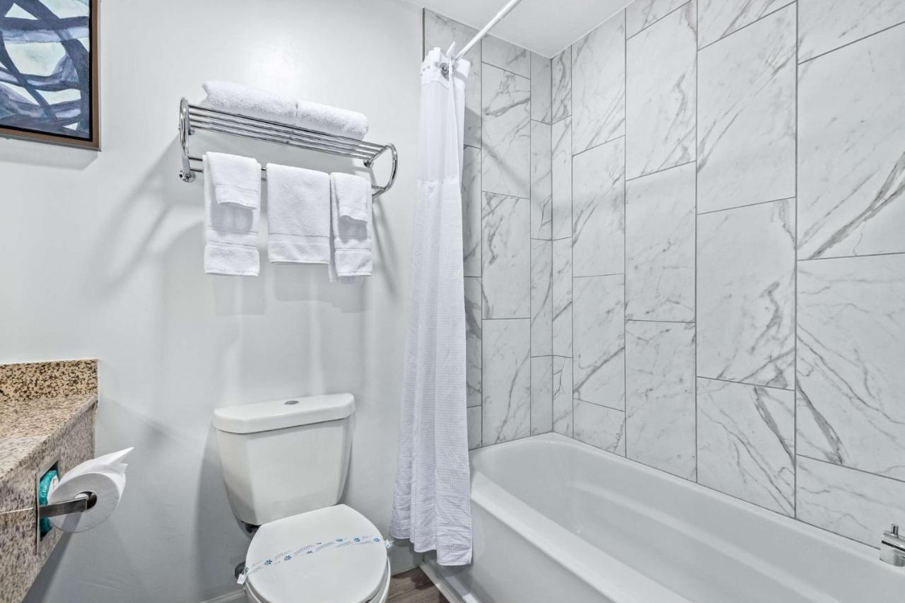 | Lakeshore Hotel and Suites