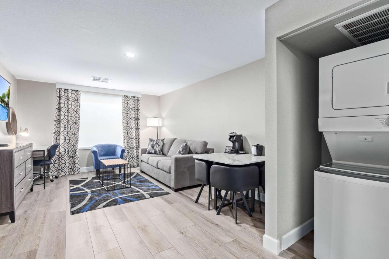| Lakeshore Hotel and Suites